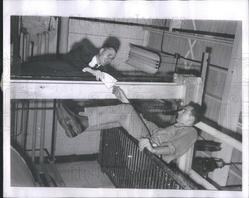 1961 Press Photo Henry M. Price and Herb Schmidt Works On Boilers. - Historic Images