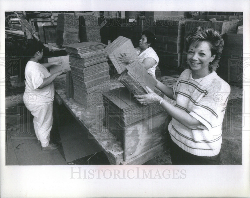 1989 Press Photo Andrea Purcell with documented workers assembling boxes in the - Historic Images