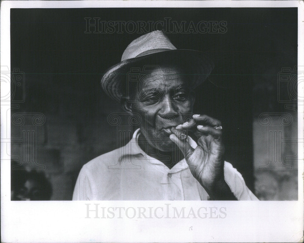 1972 Press Photo Cigar Connoisseur Brazil - Historic Images