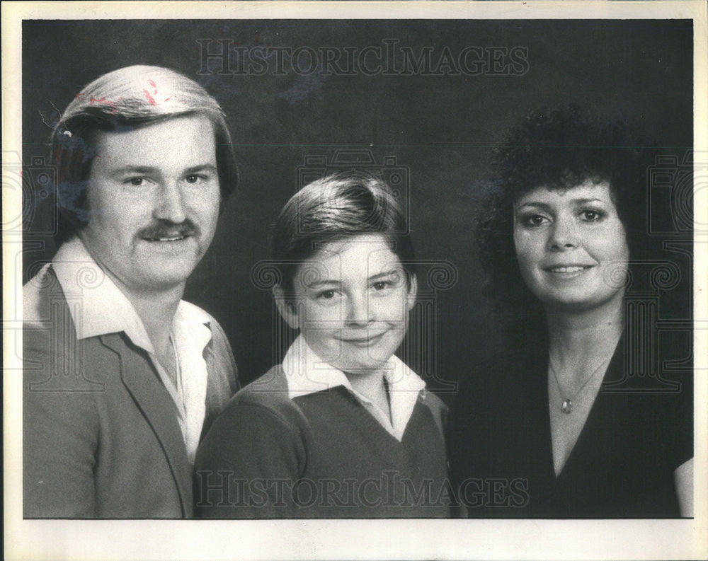 1985 Press Photo Murder victims Dean and Jo Ellen Pueschel pose with son Ricky i - Historic Images