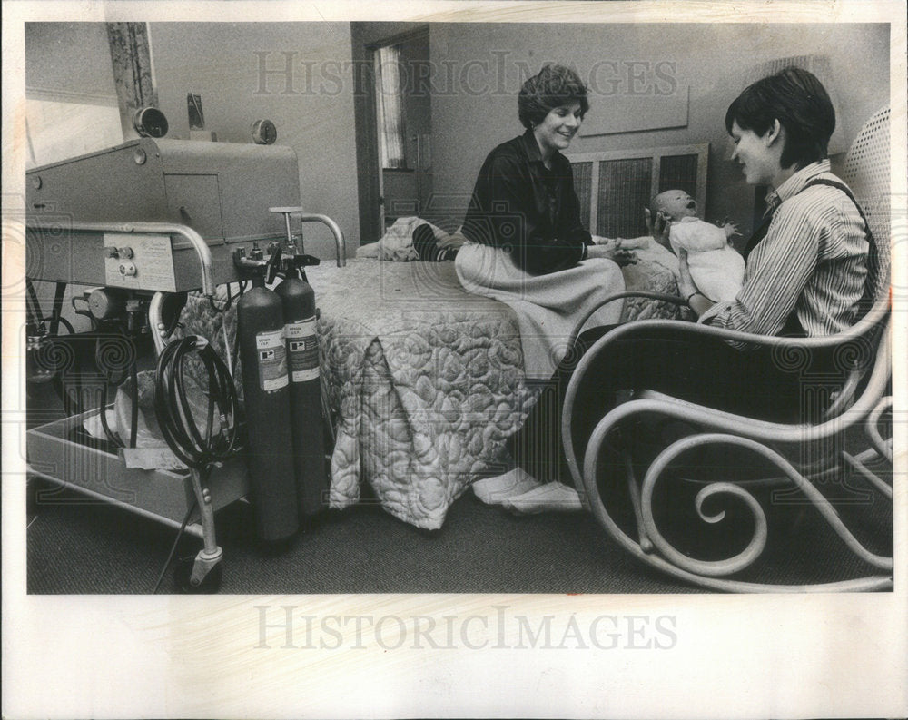 1981 Press Photo Kathy Puls, Nurse &amp; New mother Kathy Ard - Historic Images