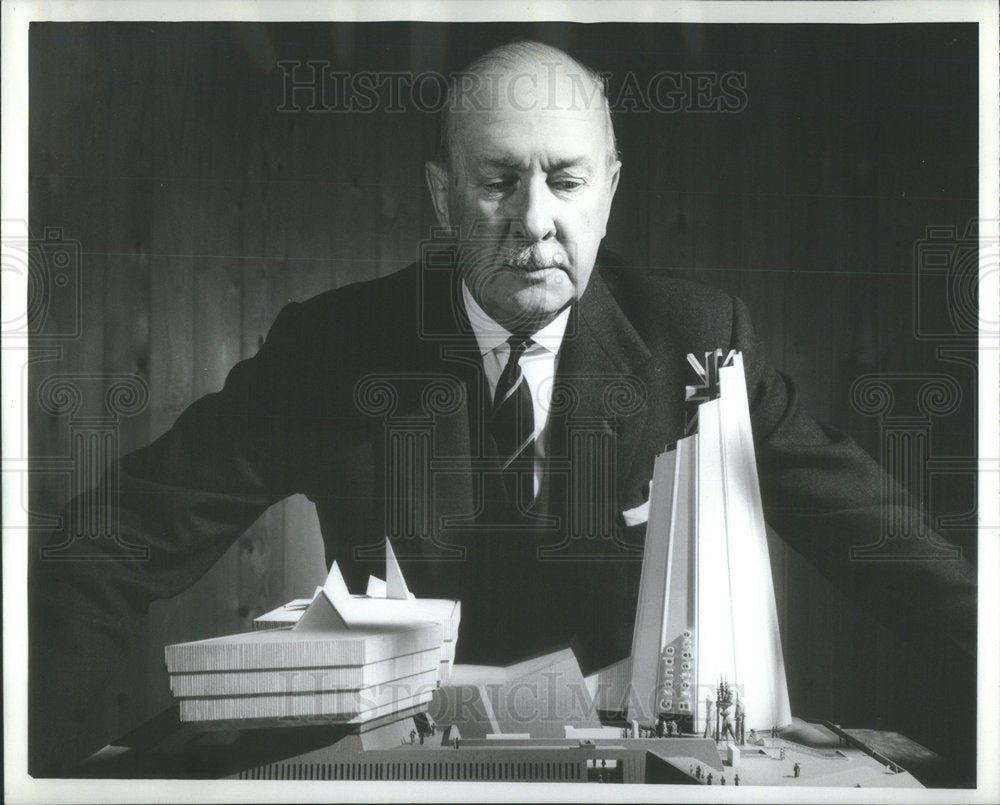 1967 Press Photo Architect Sir William Oliver - Historic Images