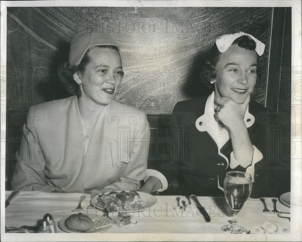 1954 Mrs. Stevensen & Mrs. Conway Olmsted of Infant Welfare Society - Historic Images