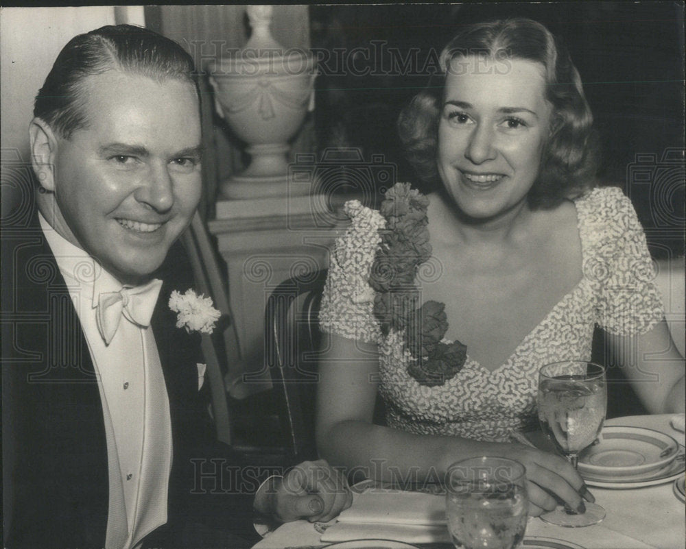 1946 Press Photo Mr. and Mrs. Gaylord Olmsted Jr.  at Service Club&#39;s party - Historic Images