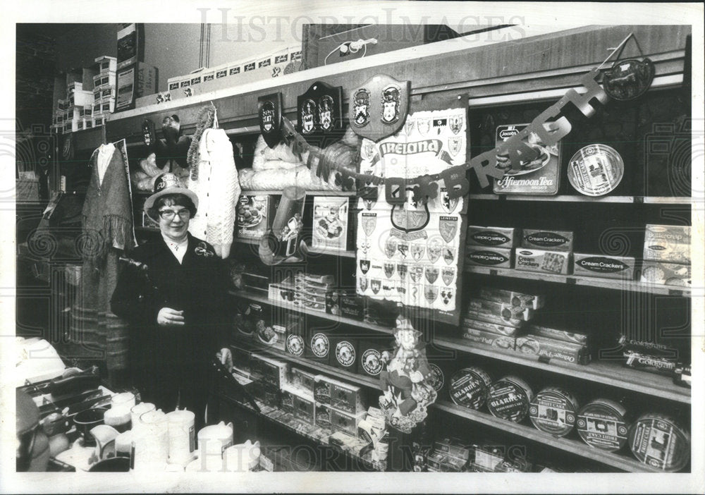 1979 Press Photo Maureen O&#39;Looney Shamrock Import Shop - Historic Images