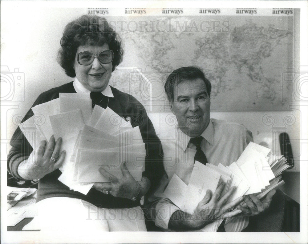 1991 Press Photo officials with applications for U.S. Visas for Irish illegals' - Historic Images