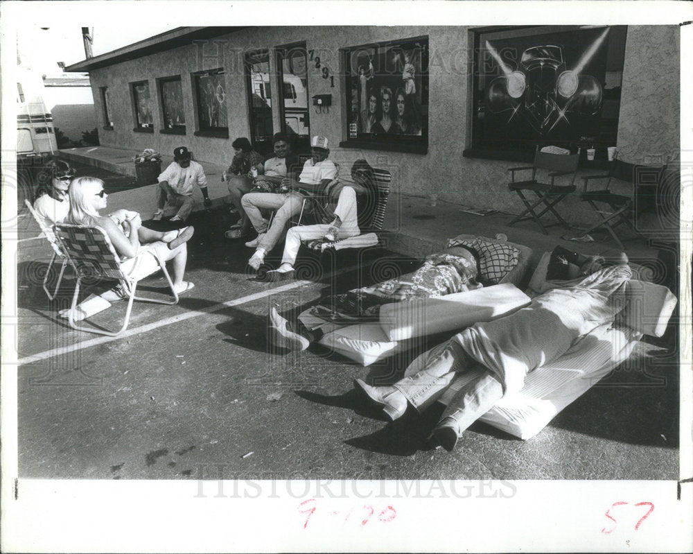 1984 Press Photo Springsteen fans camping outside the Recording studio in Pinell - Historic Images