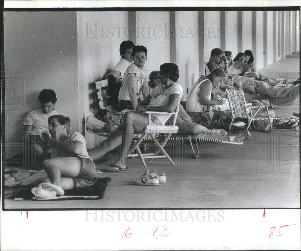 1985 Press Photo Miami Bayfront Center Fans Lining Up For Springsteen Tickets - Historic Images