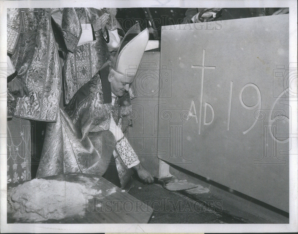 1961 Press Photo Bishop Cletus O'Donnell blessing Holy Cross Hospital - Historic Images