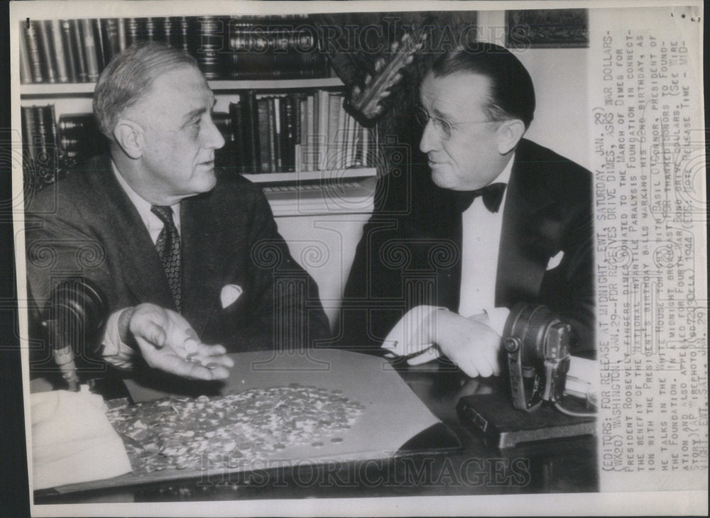 1944 Press Photo President Roosevelt With Money Raised For March Of Dimes - Historic Images