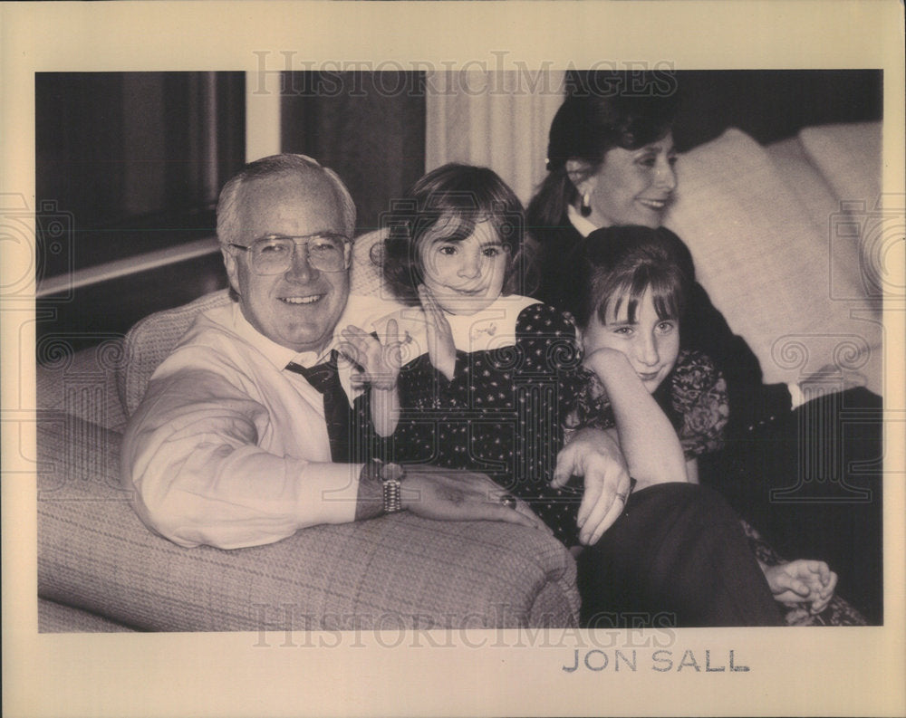 Press Photo Chicago Businessman OConnor With Family Seated On Couch - Historic Images