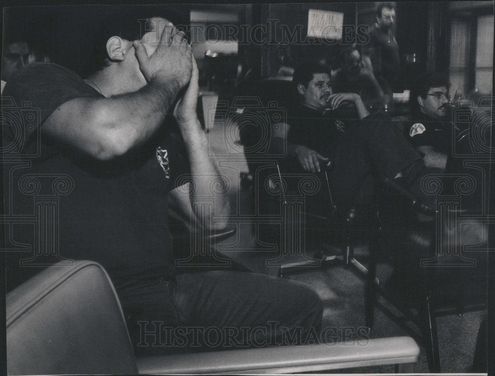 1986 Press Photo Firefighter Bob Gonzalez Watches Packers & Bears Football Game - Historic Images