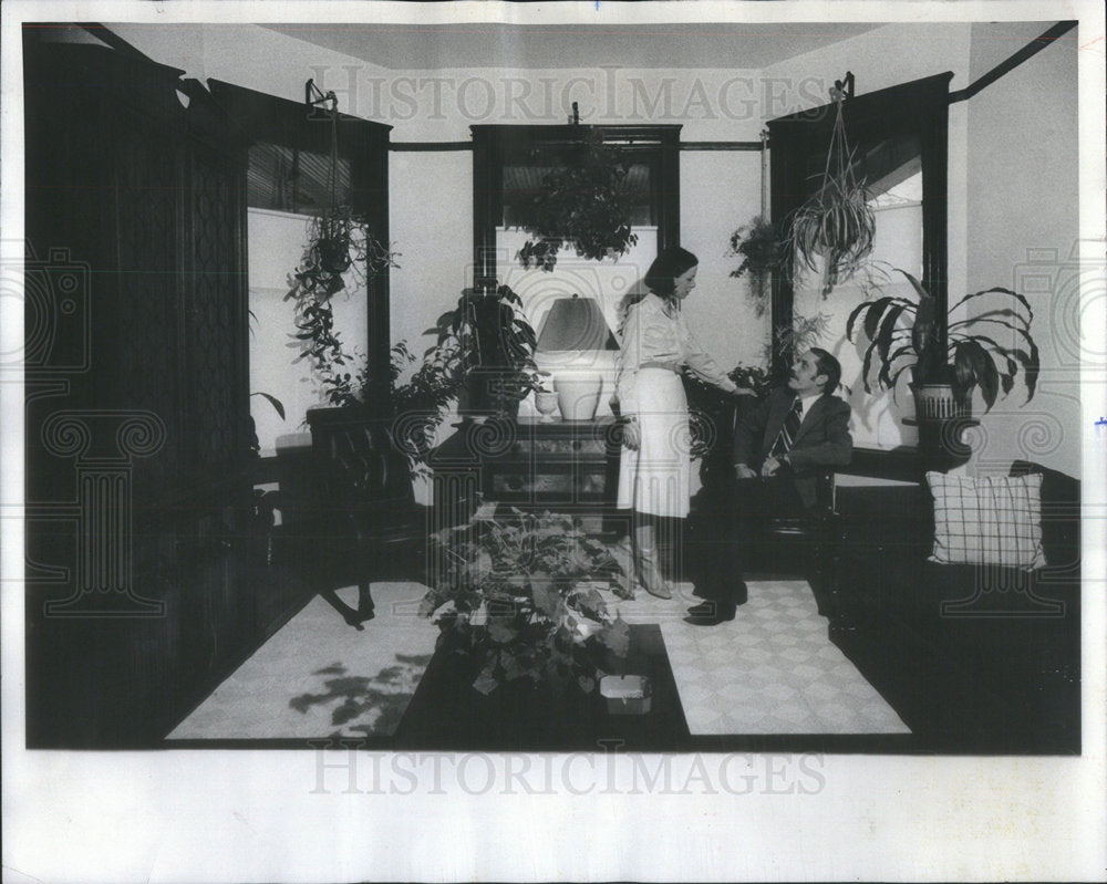 1977 Press Photo Margaret Harris Interior Designer Dan Oditt - Historic Images