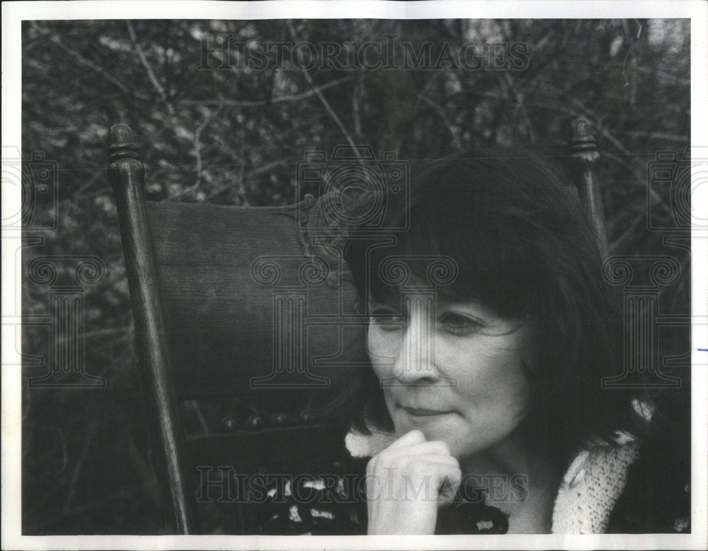 1976 Press Photo Gretchen Oehler rehearses as an old New England sea coast wife - Historic Images