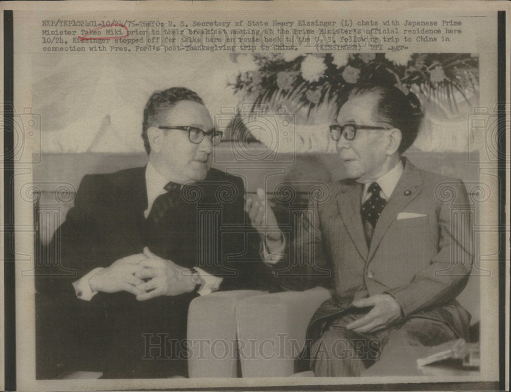 1975 Press Photo Secretary Of State Kissinger Chatting Prime Minister Miki - Historic Images