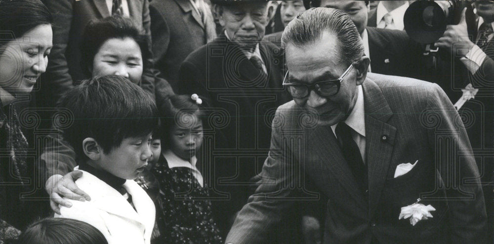 1975 Press Photo Japanese Prime Minister Greeting Children Campaign Kyushu - Historic Images
