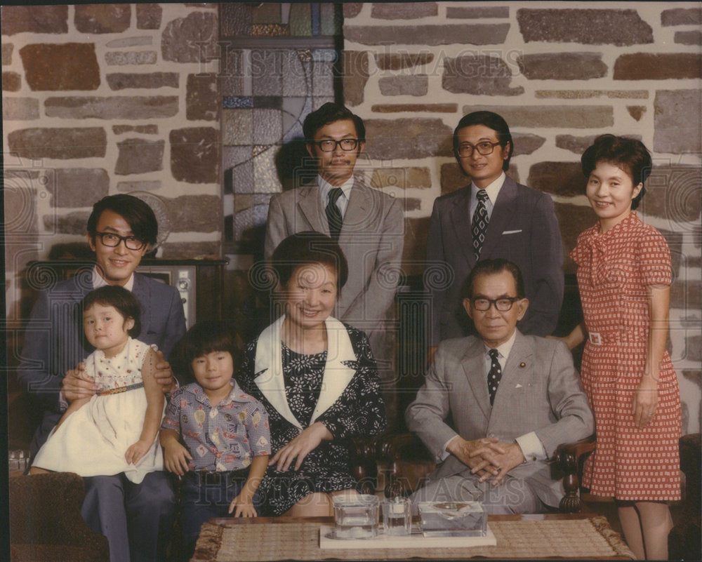 1975 Press Photo Japan's Foreign Minister Takeo Miki with his wife and children - Historic Images