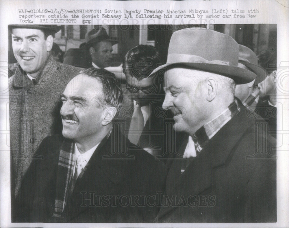 1959 Press Photo Soviet Deputy Premier Mikoyan Talking With Reporters - Historic Images