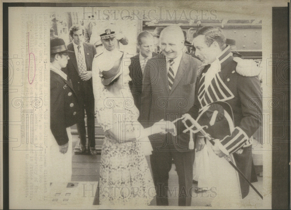 1976 Press Photo Queen Elizabeth Greeted By Commander Martin Boarding Ship - Historic Images