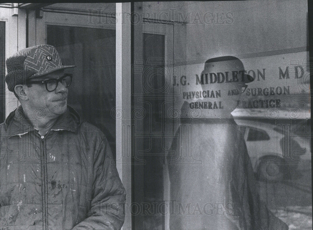 1974 Doctor Middleton Looking At Sign Former Office Des Plaines - Historic Images