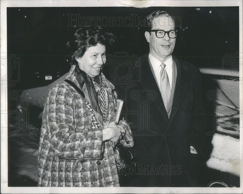 1972 Dr. James Middleton and his wife outside criminal court for sex - Historic Images