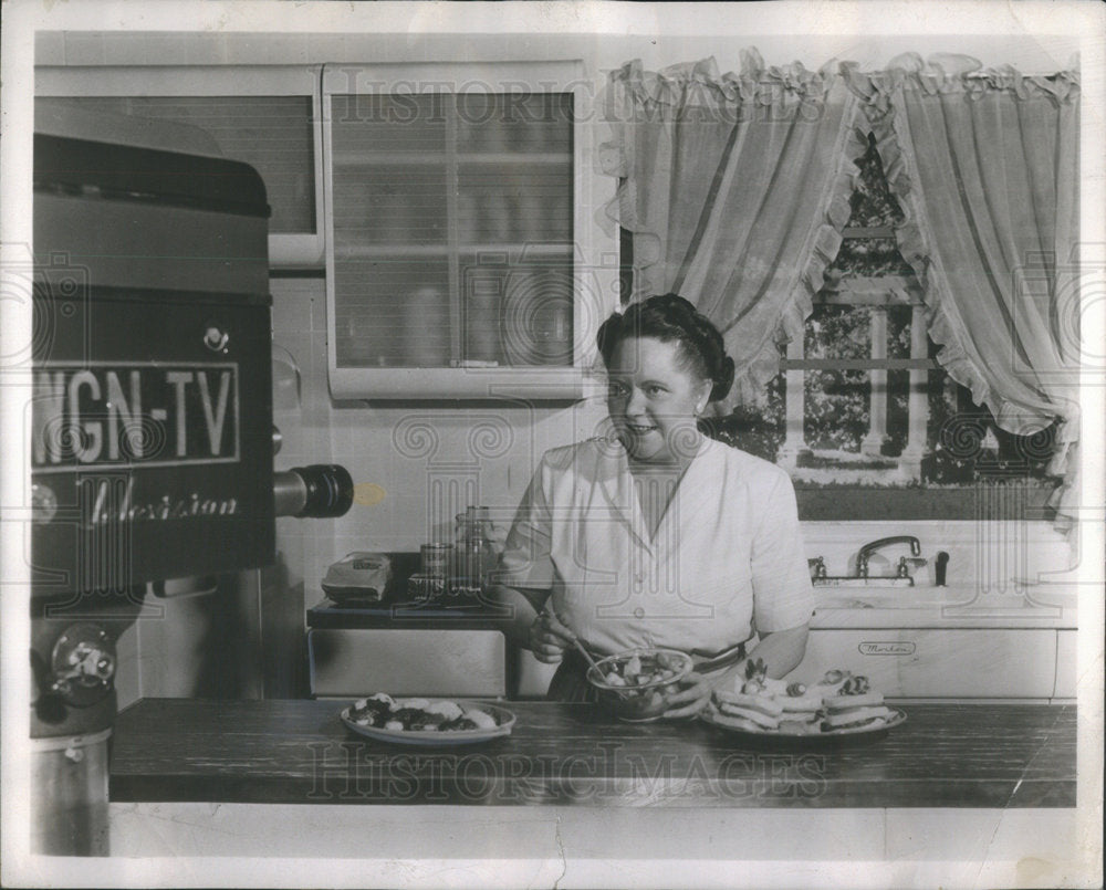 1951 Press Photo WGN TV Cooking Expert Middleton During Filming - Historic Images