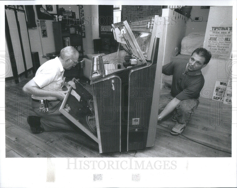 1992 Press Photo Richard Nomden Robert 30000 Record Collection - RSC76933 - Historic Images