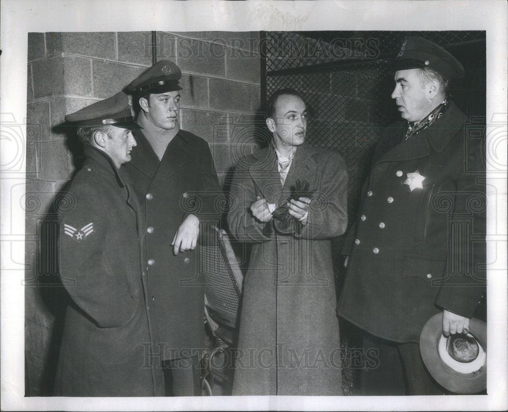 1955 Press Photo Seymore Novick nabbed by police men Lt. Ralph Petacque, Sgt. Fr - Historic Images