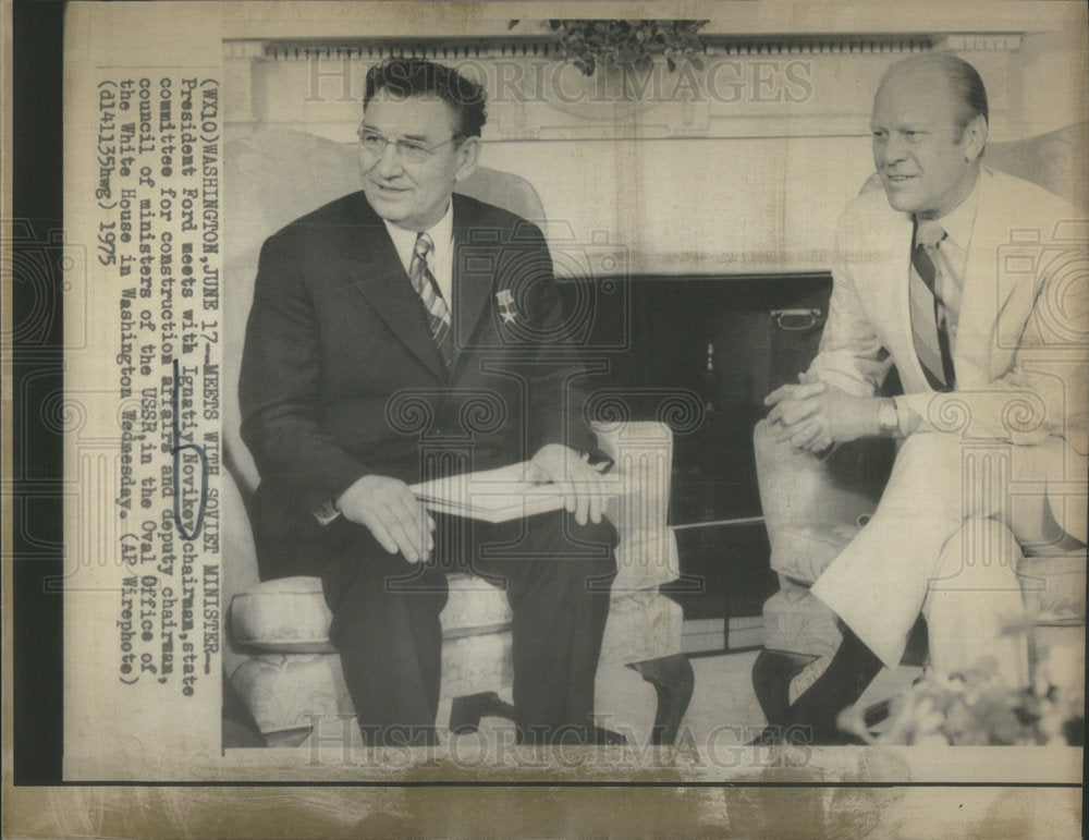 1975 Press Photo President Gerald Ford Ignatiy Nokikev Oval Office - Historic Images