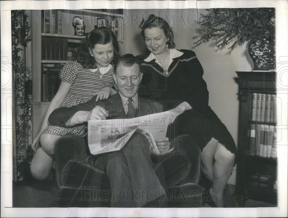 1943 Director Actor Writer Producer Nugent With Family New York Home - Historic Images