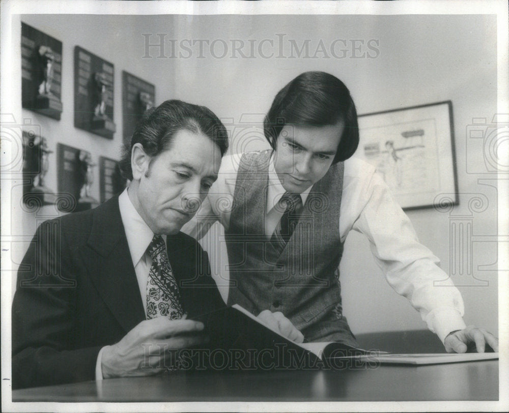 1977 Press Photo Bernard Miller Jr. president of Columbian Advertising Inc. and - Historic Images