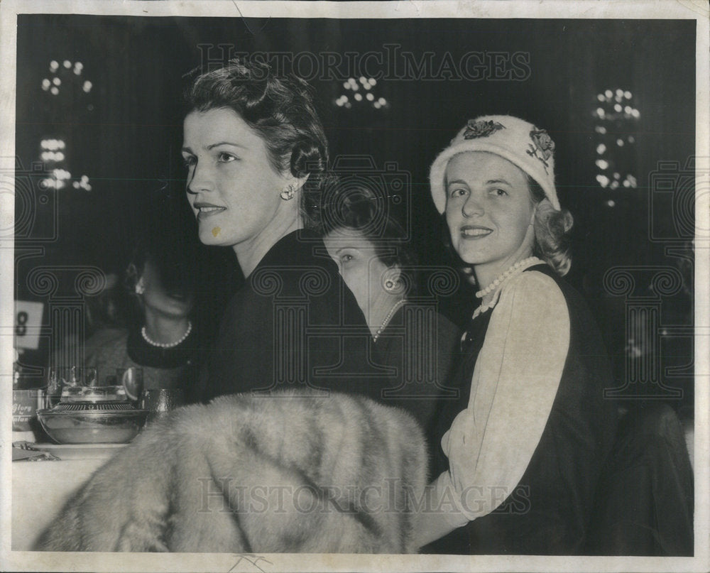 1957 Press Photo Mrs. William Feeley and Mrs. Thomas O&#39;Keefe at benefit dinner f - Historic Images