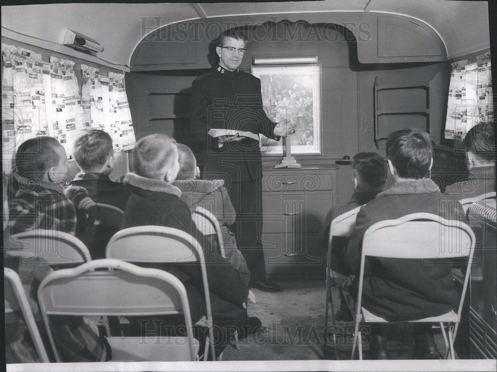 1959 Major Daniel Moody Olsen Conducts Salvation Army Bible Class - Historic Images