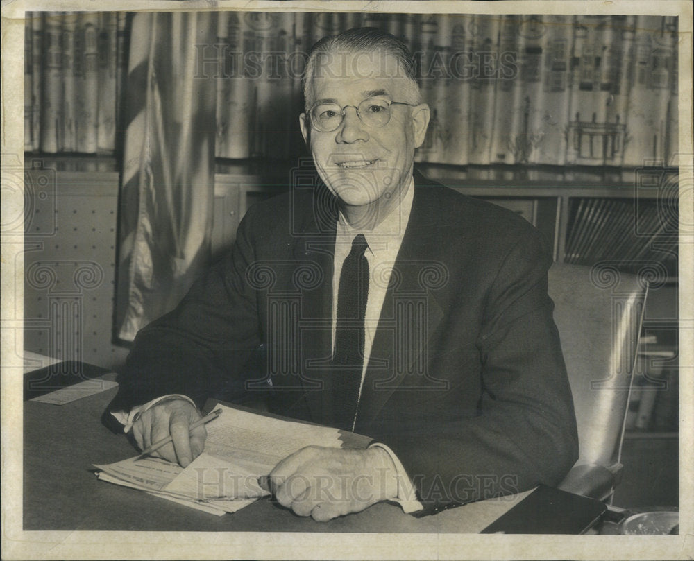 1954 Press Photo Delferd L. Olsen District Commissioner Internal Revenue - Historic Images