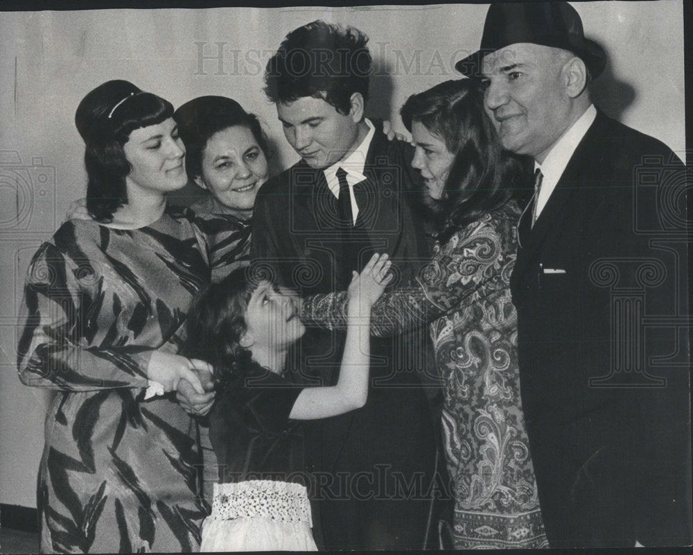 1966 Press Photo George Ozdinec Jr. at O&#39;Hare airport with his family greeters a - Historic Images