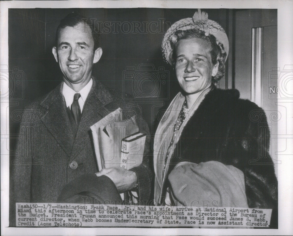 1949 Press Photo Frank Pace Jr. and his wife arrives at National Airport from Mi - Historic Images