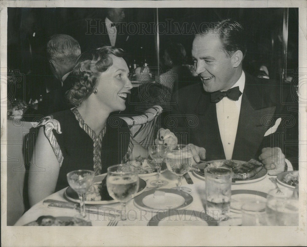 1947 Husband &amp; Wife Dine Camellia House Chicago Restaurant Society - Historic Images