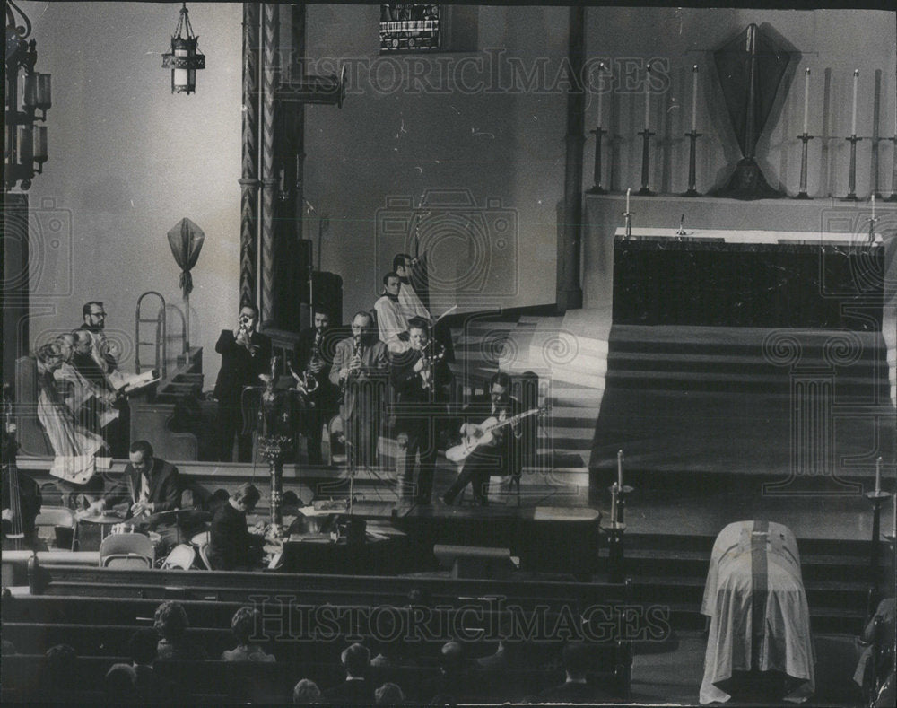 1970 Reverend Owen Funeral Service Jazz Musicians Playing - Historic Images