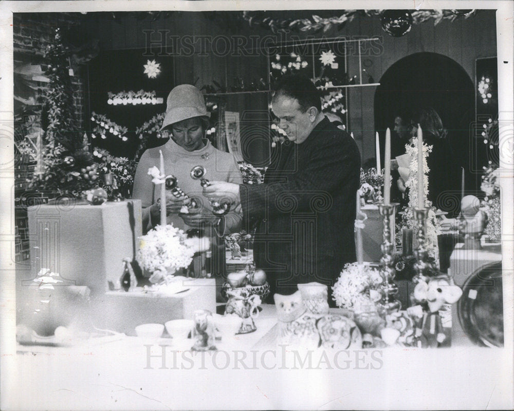 1967 Villa di Silvestri Visitors Baldwin Owen Looking At Merchandise - Historic Images