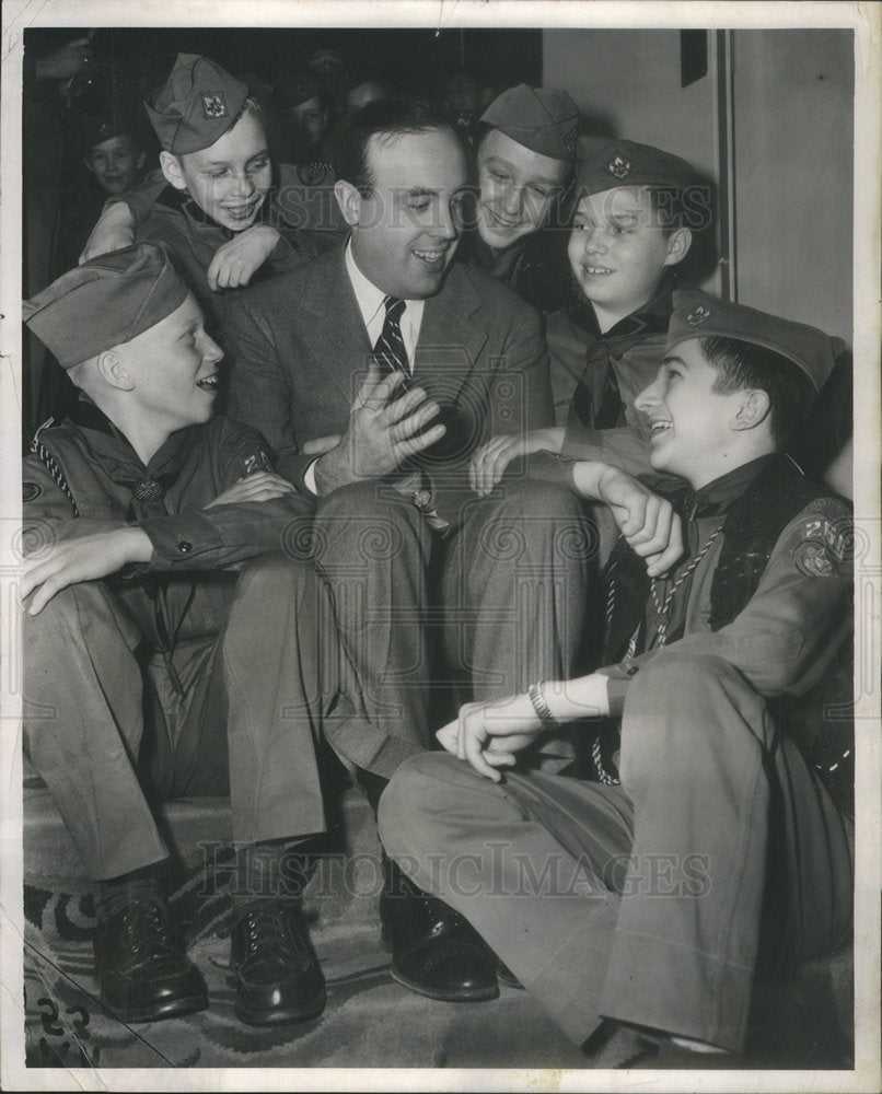 1953 Press Photo Chicago Alderman Robert E. Merriam Boy Scouts Troop 260 Visit - Historic Images