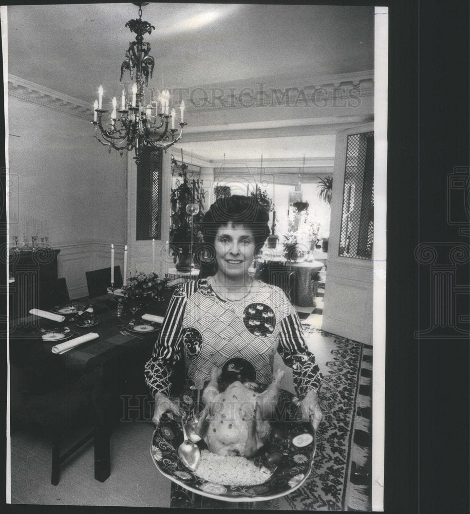 1975 Wife of Chicago Alderman Robert E. Merriam Christmas Cooking - Historic Images