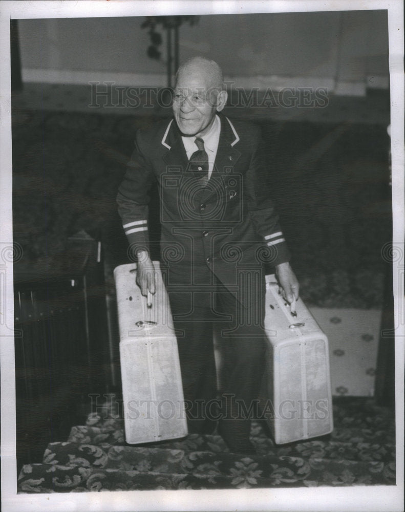 1950 Press Photo Hotel Bellhop Merritt Carrying Luggage Junior Boys Club - Historic Images