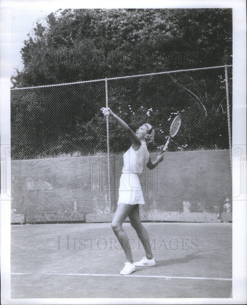 1968 Press Photo Female Tennis Player Merrill Making Serve - Historic Images