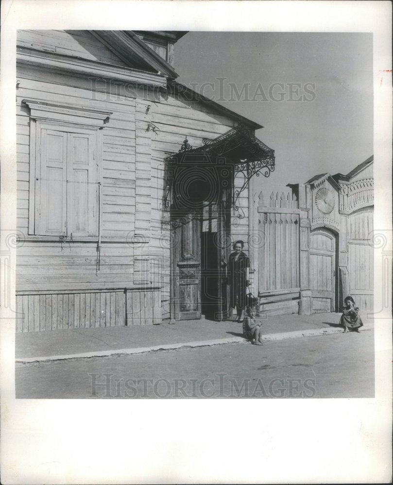 1953 Press Photo Perle Mesta at doorway of a wooden house in Astrakhan - Historic Images