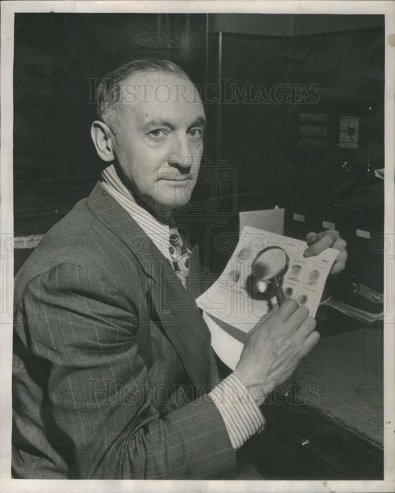 1948 Detective Harry Petrie of the missing persons bureau showed wit - Historic Images