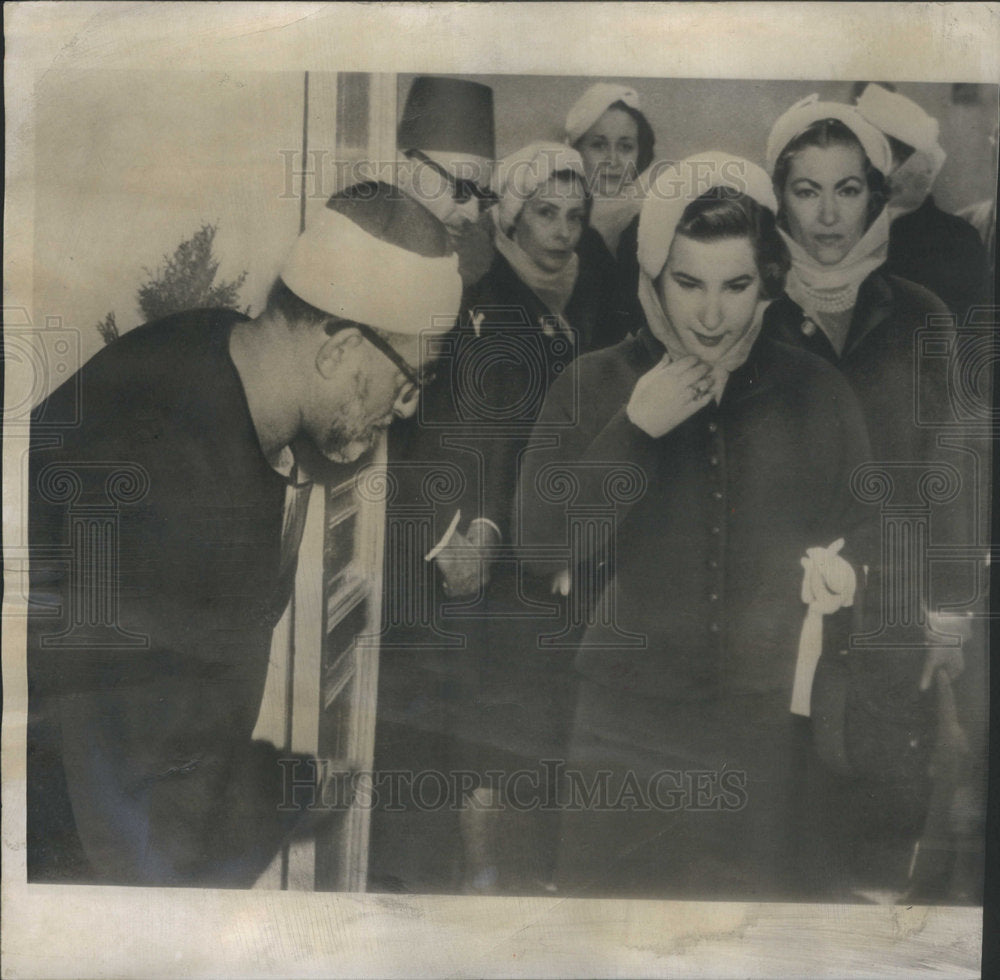 1952 Press Photo Queen Narriman/Egypt/Tomb Of Hussein Fahmy Bey/Cairo - Historic Images