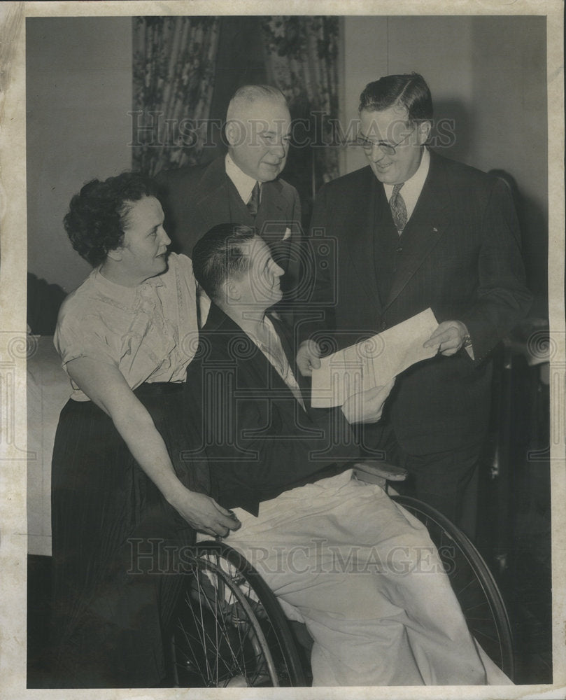 1951 Press Photo Robert Niemeyer receives check from employees of Bowman Milk Co - Historic Images