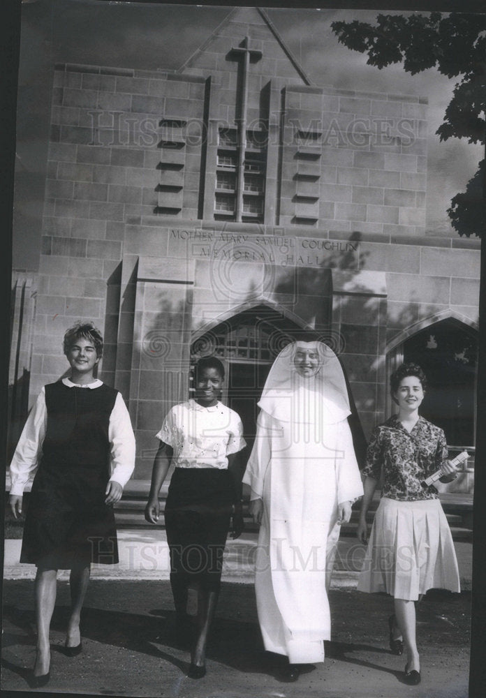 1961 Press Photo Sister M. Margarita, Dean of Women of Rosary College with stude - Historic Images