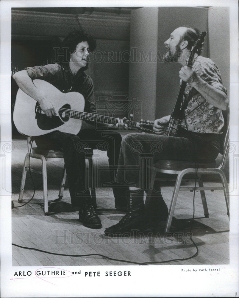 1977 Press Photo Arlo Davy Guthrie Pete Seeger - Historic Images