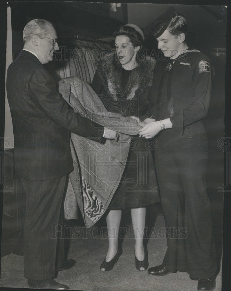 1944 Press Photo Frank Cassey assists Gerald Haddon with the selection of suit - Historic Images